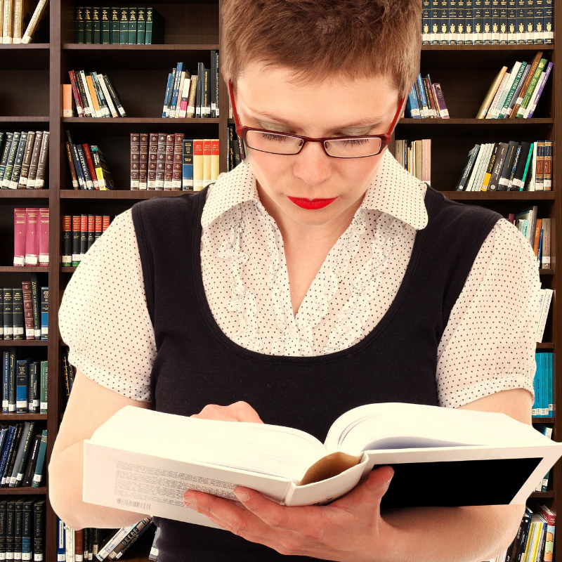 Militaria Begutachtung und historische Recherche Expertin bei der Recherche in Fachliteratur – Begutachtung und Analyse von Orden, Abzeichen und Nachlässen für Ankauf und Wertermittlung.