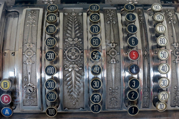 Symbolfoto einer antiken Registrierkasse als Darstellung für faire und schnelle Auszahlung beim Ankauf von Militaria, Orden und Nachlässen