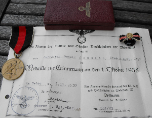 Medaille 1. Oktober 1938 mit Urkunde – Militaria Nachlass Militaria Nachlass mit Medaille zur Erinnerung an den 1. Oktober 1938, Urkunde, Etui und Anstecknadel – Ankauf von Orden und Dokumenten